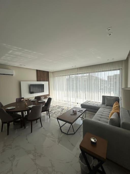 Zen Sunny 2br Lakeview Apartment *