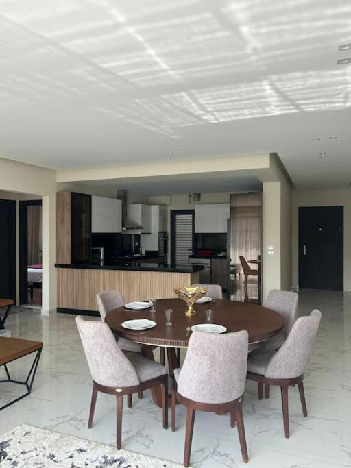 Zen Sunny 2br Lakeview *